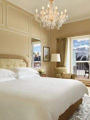 Helles Schlafzimmer mit Ausblick auf die Alpen.