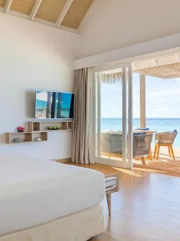 Helles Schlafzimmer mit Meerblick und Zugang zur Terrasse