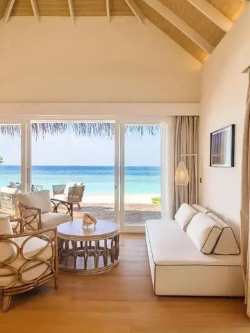 Wohnbereich mit eleganten Möbeln und Blick auf das Meer