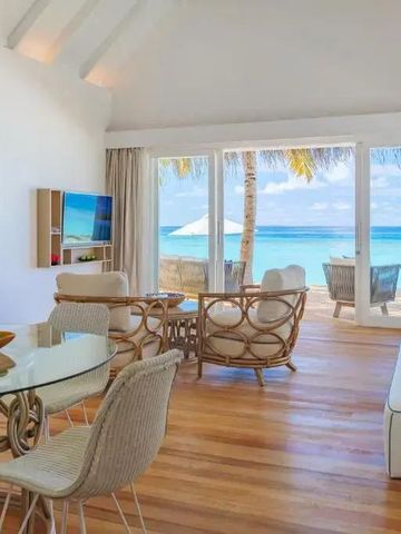 Offener Wohnbereich mit Essbereich und Blick auf die Terrasse und das Meer