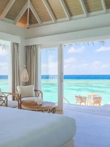 Helles Zimmer mit Blick auf den Ozean und gemütlichen Sitzbereich.