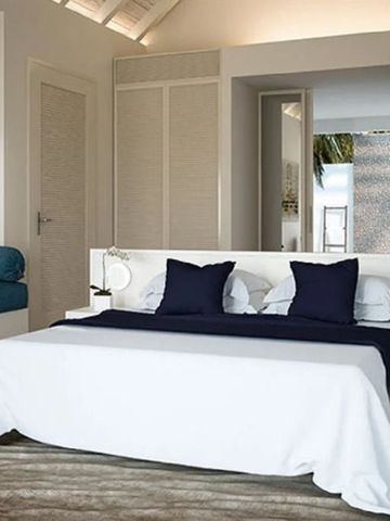 Modern eingerichtetes Schlafzimmer mit großem Bett und einladender Atmosphäre.