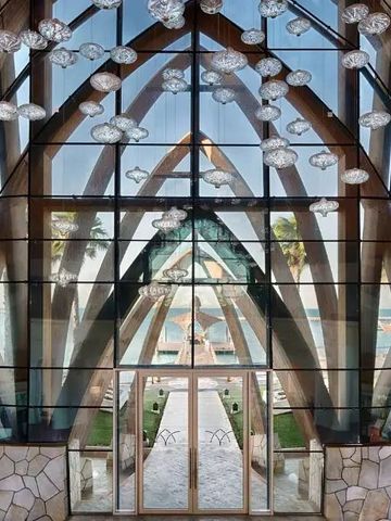 Elegante Lobby mit großen Glasfenstern und beeindruckendem Design