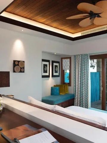 Gemütliches Zimmer mit moderner Dekoration und Zugang zur Terrasse