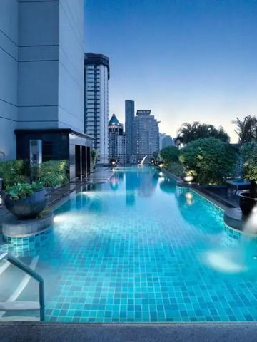 Langer Infinity-Pool des Banyan Tree Bangkok mit Aussicht auf die Stadt.