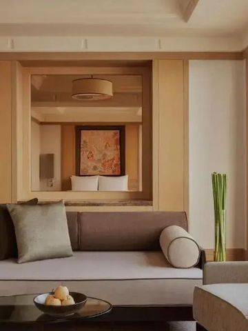 Elegante Hotellounge mit bequemen Sitzgelegenheiten und Kunstwerk an der Wand