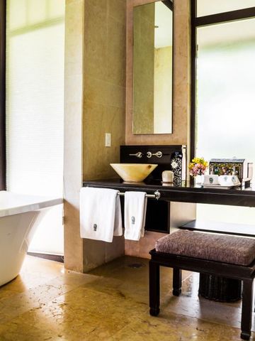 Elegantes Badezimmer mit freistehender Badewanne im Banyan Tree Cabo Marques