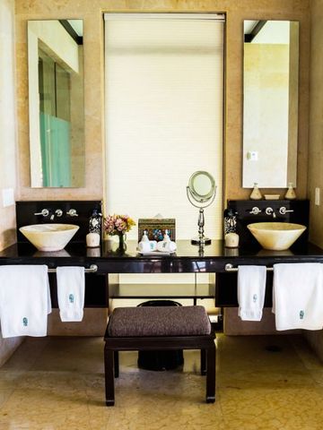 Doppelwaschbecken in elegantem Badezimmer mit luxuriösen Details