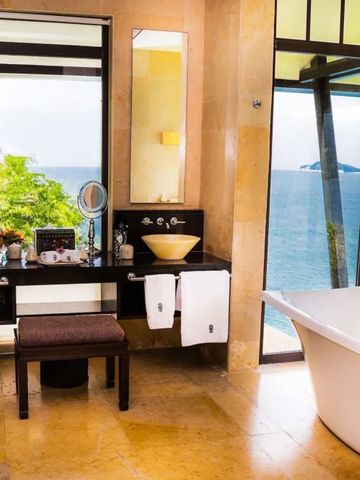 Luxuriöses Badezimmer mit beeindruckendem Meerblick und Badewanne