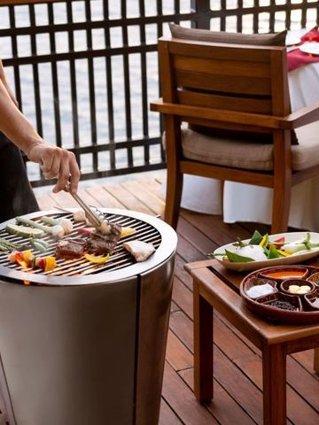 Privater Grill auf einer Terrasse mit Blick auf das Meer