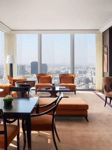 Luxuriöses Zimmer mit großen Fenstern und Blick auf die Stadt