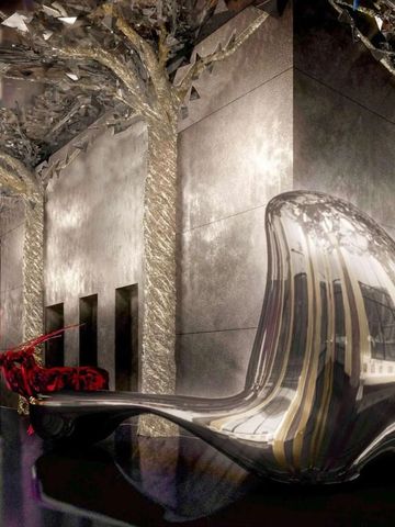 Künstlerisch gestalteter Innenbereich mit modernen Skulpturen und Spiegeleffekten