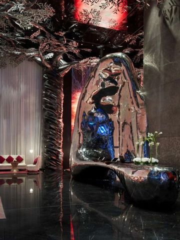 Opulente Lobby mit kunstvoller Beleuchtung und dekorativen Skulpturen