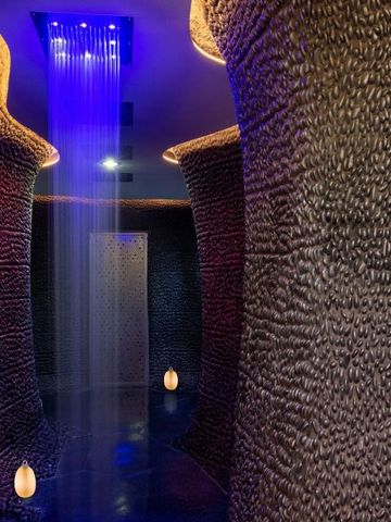 Luxuriöser Spa-Bereich mit Wasserfallbeleuchtung