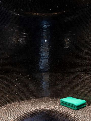 Dampfbad mit stilvollem Mosaikdesign