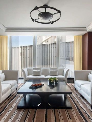 Moderner Wohnbereich mit Sofas und großem Tisch