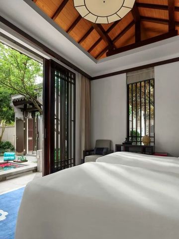 Geräumiges Zimmer im Banyan Tree Hangzhou mit Zugang zum grünen Innenhof