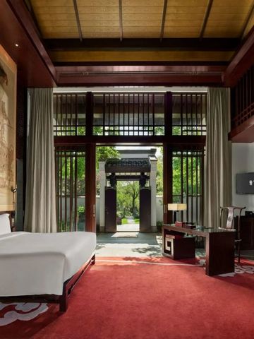 Opulente Suite im Banyan Tree Hangzhou mit asiatischem Dekor und Gartenblick