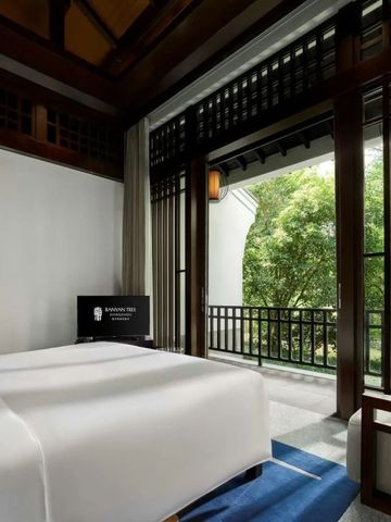 Geschmackvoll eingerichtetes Hotelzimmer mit Balkon im Banyan Tree Hangzhou