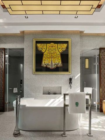 Luxuriöses Badezimmer mit zentraler Badewanne und kunstvoller Dekoration