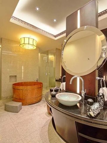 Modernes Badezimmer mit japanisch inspiriertem Holzbad und edler Ausstattung