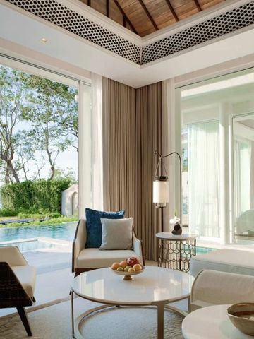 Moderne Suite mit Blick auf den Pool und Meer im Banyan Tree Krabi