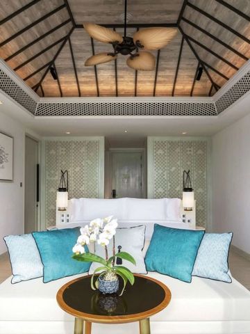 Elegant eingerichtetes Wohnzimmer einer Suite im Banyan Tree Krabi