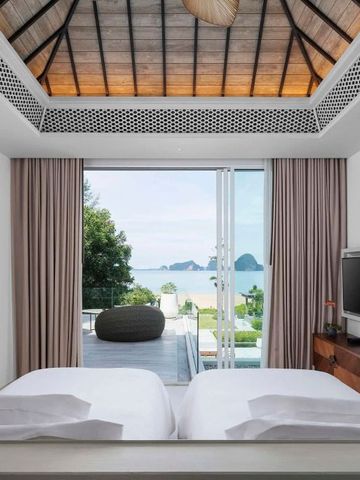 Zimmer mit Betten und Terrasse mit Meerblick im Banyan Tree Krabi