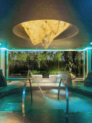 Entspannender Spa-Bereich mit großem Whirlpool und indirekter Beleuchtung