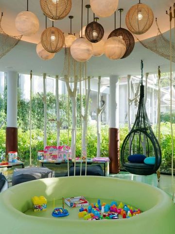 Heller Kinderbereich mit Spielzeug und moderner Einrichtung