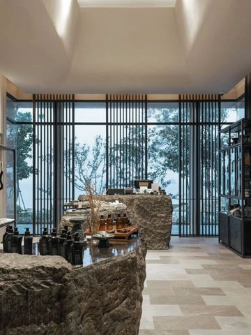 Schicke Boutique mit stilvollem Interieur und Naturstein-Elementen