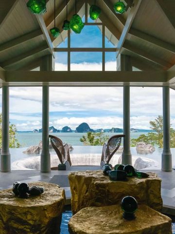 Geräumige Suite mit Panoramablick auf das Meer und eleganter Dekoration