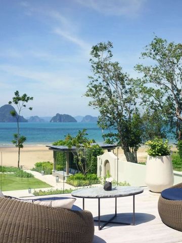 Terrasse mit Meerblick und modernen Sitzgelegenheiten umgeben von üppiger Vegetation