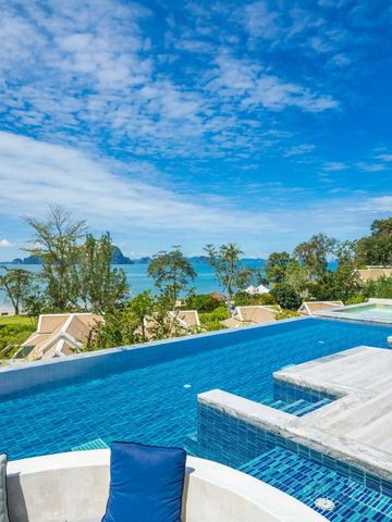 Hochwertiger Infinity-Pool mit herrlichem Meerblick und stilvollen Sitzgelegenheiten