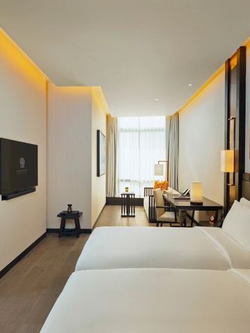 Moderner Schlafbereich in der Suite mit eleganter und stilvoller Einrichtung