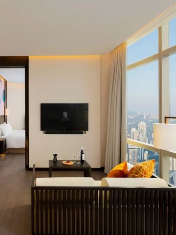 Loungebereich mit Panoramafenstern und städtischem Ausblick