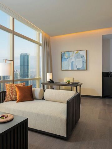 Exklusives Wohnzimmer mit Blick auf Skyträger und moderner Kunst