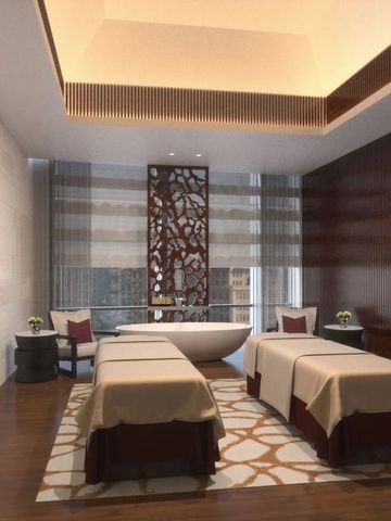 Spa-Behandlungsraum mit zwei Liegen und eleganter Einrichtung