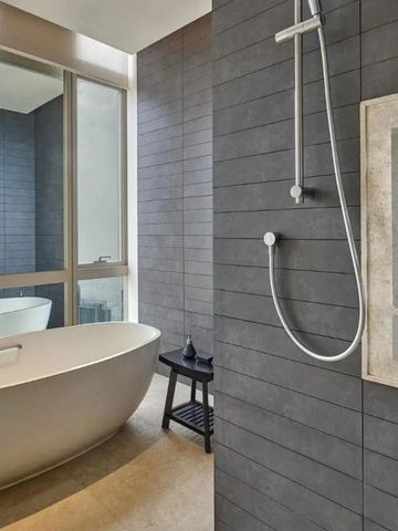 Modernes Badezimmer mit freistehender Badewanne und Dusche