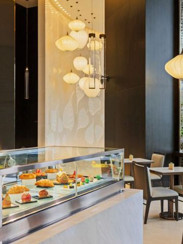 Elegante Hotel-Lounge mit modernen Leuchten und Sitzbereich.