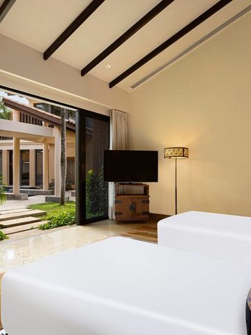 Modernes Zimmer mit zwei Betten, Blick auf den Innenhof und luxuriöser Einrichtung