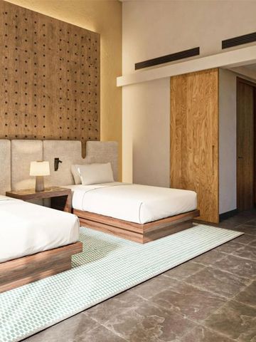 Elegantes Doppelzimmer mit moderner Einrichtung und warmen Farben