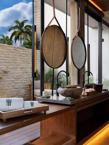 Stilvolles Badezimmer mit moderner Ausstattung und Palmenblick