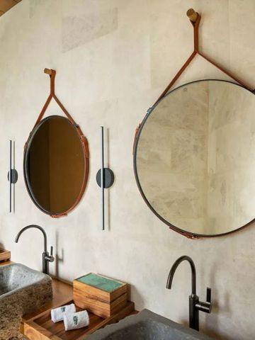 Modernes Badezimmer mit eleganten Spiegeln und Waschtischen