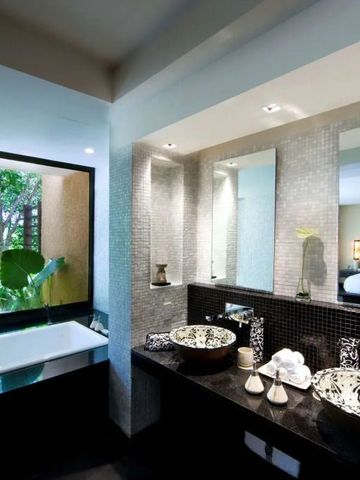 Luxuriöses Badezimmer mit Blick ins Grüne