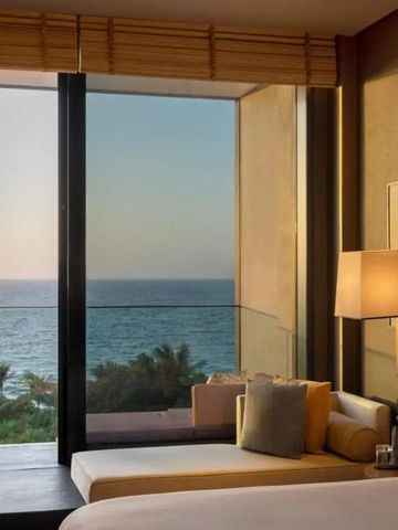 Luxuriöses Zimmer mit Panoramablick aufs Meer bei Sonnenuntergang