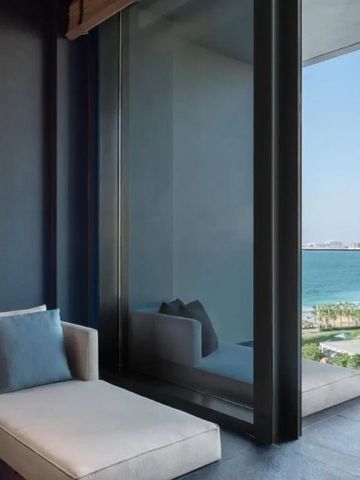 Elegante Sitzecke mit Meerblick durch große Fenster