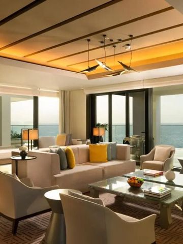 Großzügiges Wohnzimmer mit eleganter Einrichtung und Meerblick