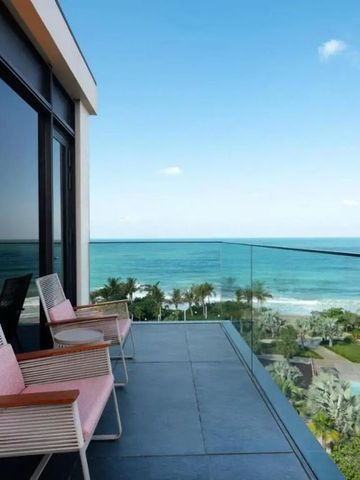 Balkon mit Meerblick, stilvolle Stühle aus Holz und rosa Stoffbezug