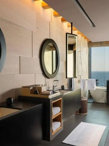 Luxuriöses Badezimmer mit freistehender Badewanne und Meerblick